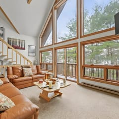 Gilbert Ski Chalet | 3 min to Catamount!