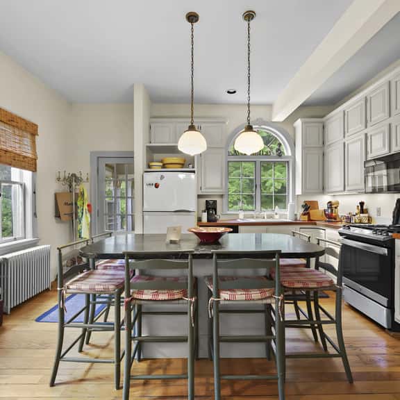 St Anne's Manor | Walk to Downtown! • Sleeps 8 - Image 1