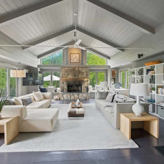 Jug End Crest | Fireplace • Sunroom • Central Air - Image 1