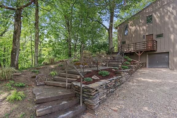 Moss's Muse: A Modern Summer Retreat